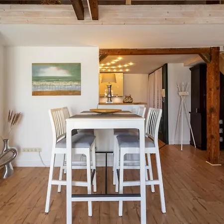 Apartment Seeblick-dachgeschoss In Historischer Zentral 4 Pax