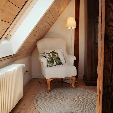 Seeblick-dachgeschoss In Historischer Zentral 4 Pax